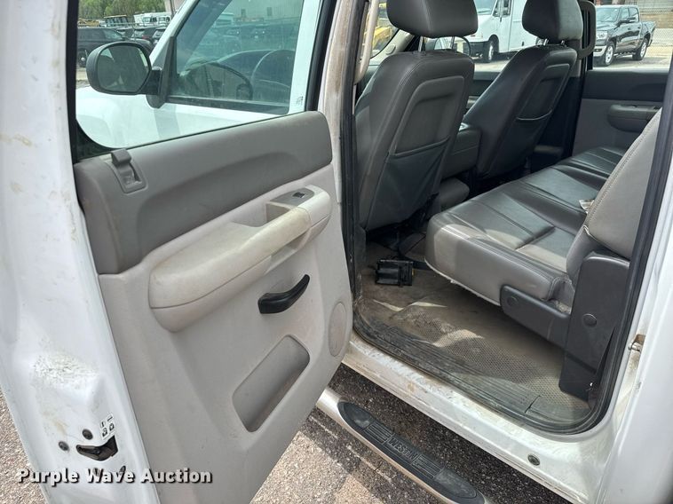 image for item EO0678 2011 Chevrolet Silverado 1500  Crew Cab pickup truck