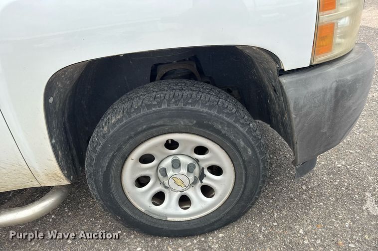 image for item EO0678 2011 Chevrolet Silverado 1500  Crew Cab pickup truck