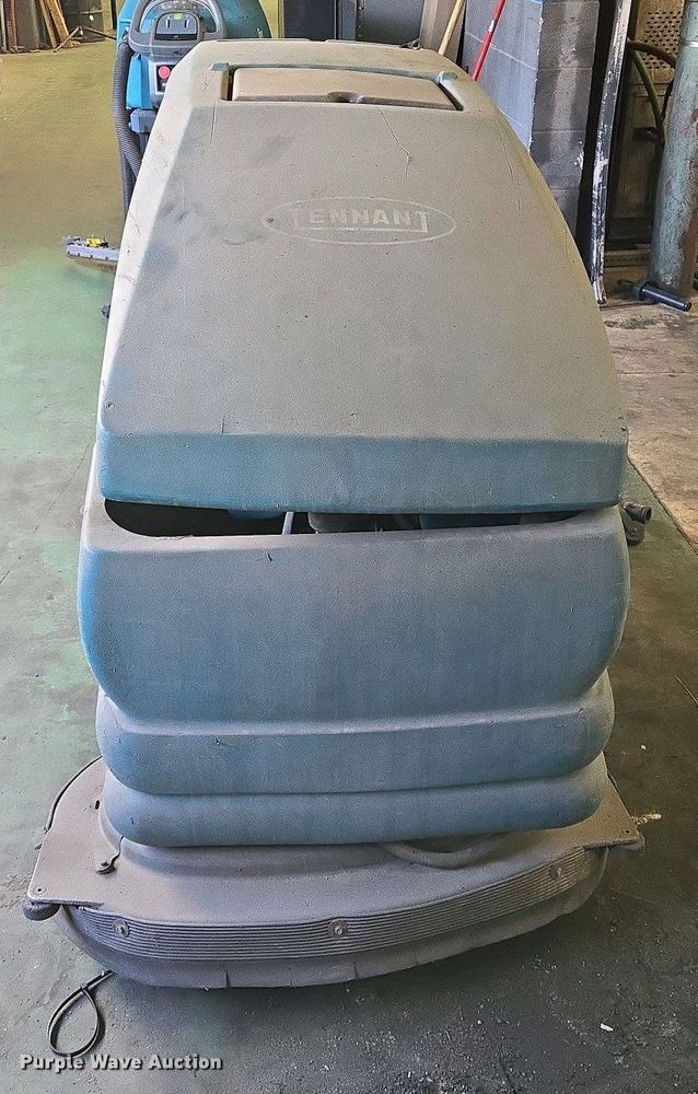 image for item EO0751 Tennant 5700 XP floor scrubber