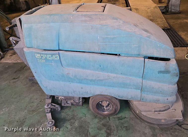 image for item EO0751 Tennant 5700 XP floor scrubber