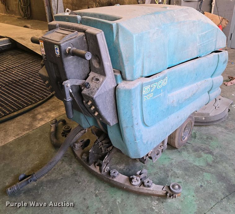 image for item EO0751 Tennant 5700 XP floor scrubber