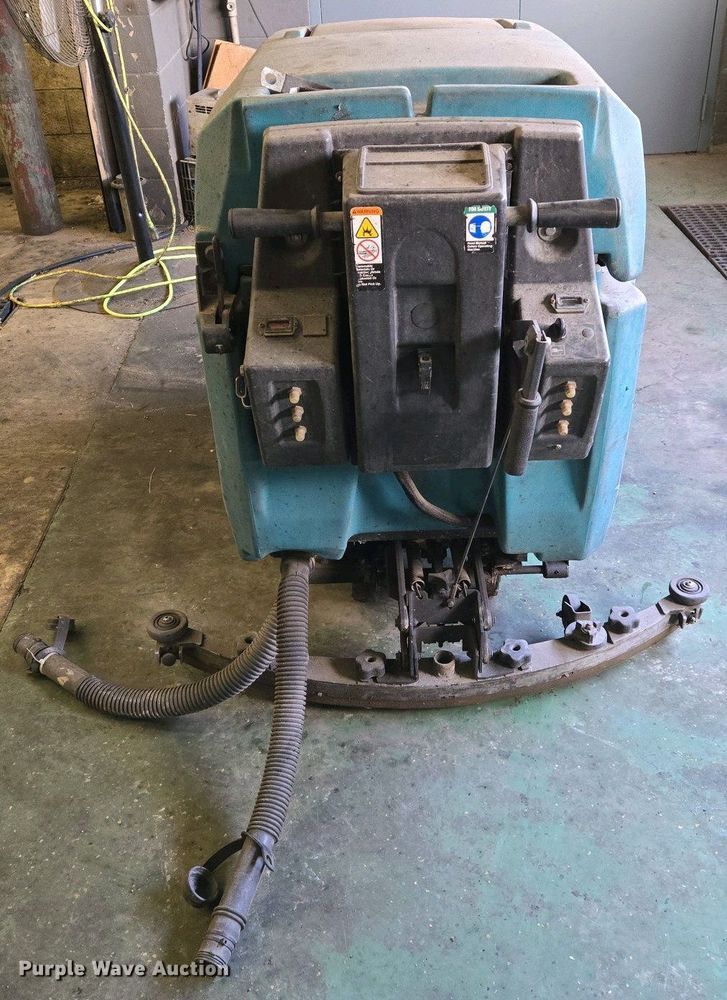 image for item EO0751 Tennant 5700 XP floor scrubber
