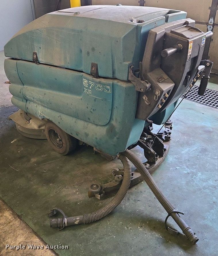 image for item EO0751 Tennant 5700 XP floor scrubber