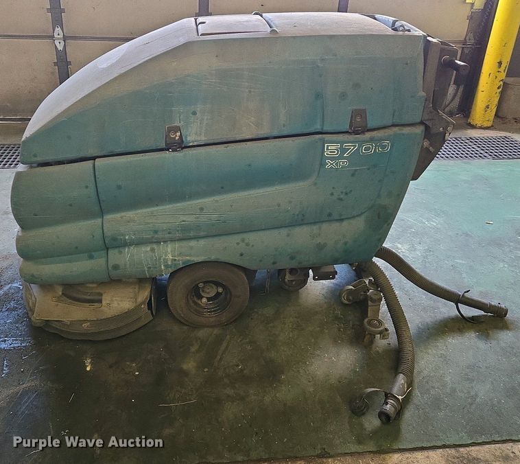 image for item EO0751 Tennant 5700 XP floor scrubber