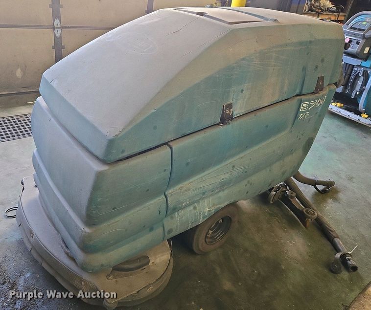 image for item EO0751 Tennant 5700 XP floor scrubber