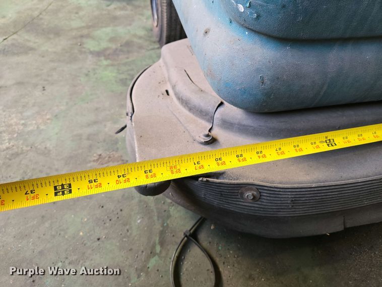 image for item EO0751 Tennant 5700 XP floor scrubber
