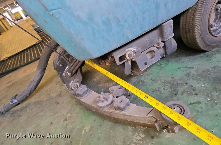 image for item EO0751 Tennant 5700 XP floor scrubber