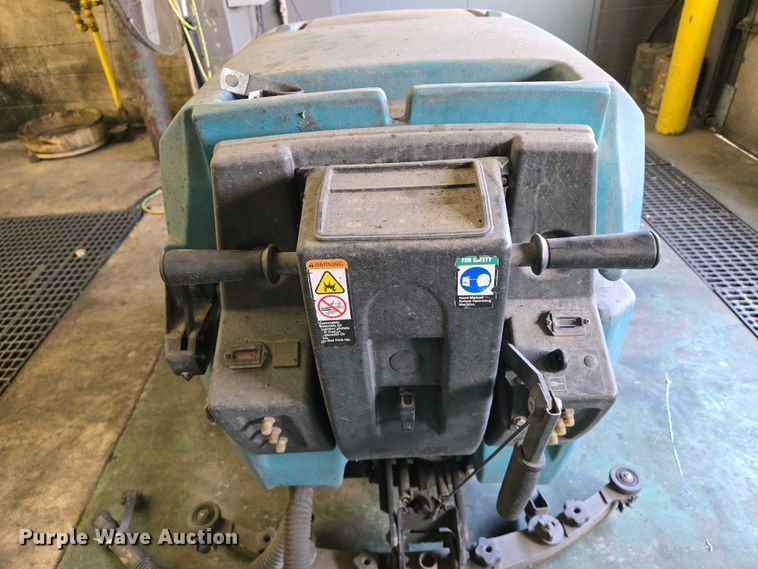image for item EO0751 Tennant 5700 XP floor scrubber