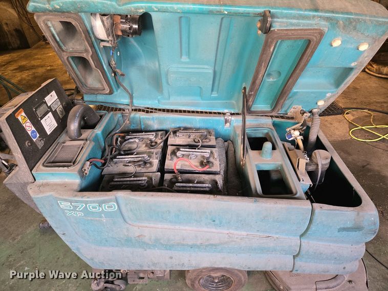 image for item EO0751 Tennant 5700 XP floor scrubber