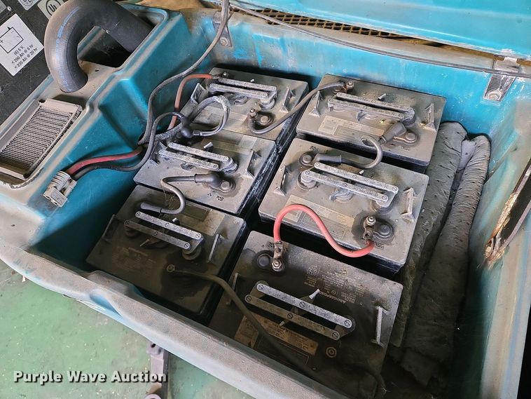 image for item EO0751 Tennant 5700 XP floor scrubber