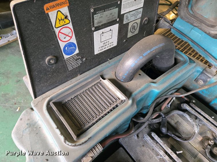 image for item EO0751 Tennant 5700 XP floor scrubber