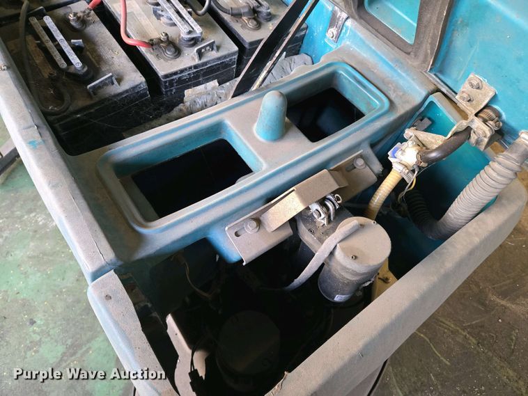 image for item EO0751 Tennant 5700 XP floor scrubber