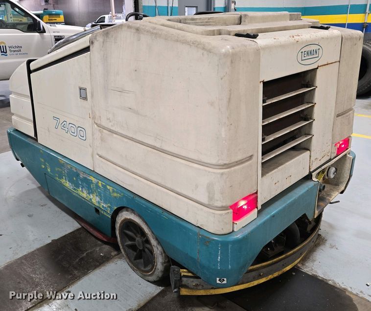 image for item EO0752 Tenant 7400 floor scrubber