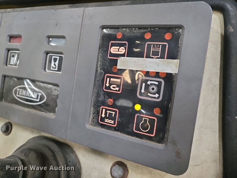 image for item EO0752 Tenant 7400 floor scrubber