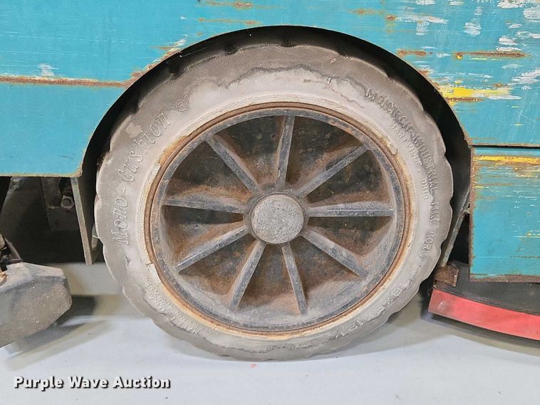 image for item EO0752 Tenant 7400 floor scrubber