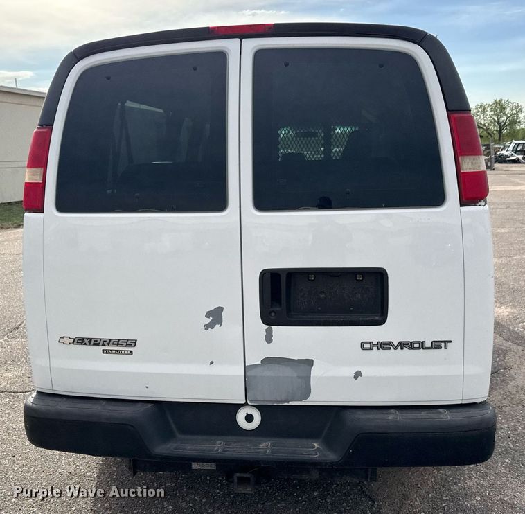 image for item EQ1311 2005 Chevrolet Express 3500 van