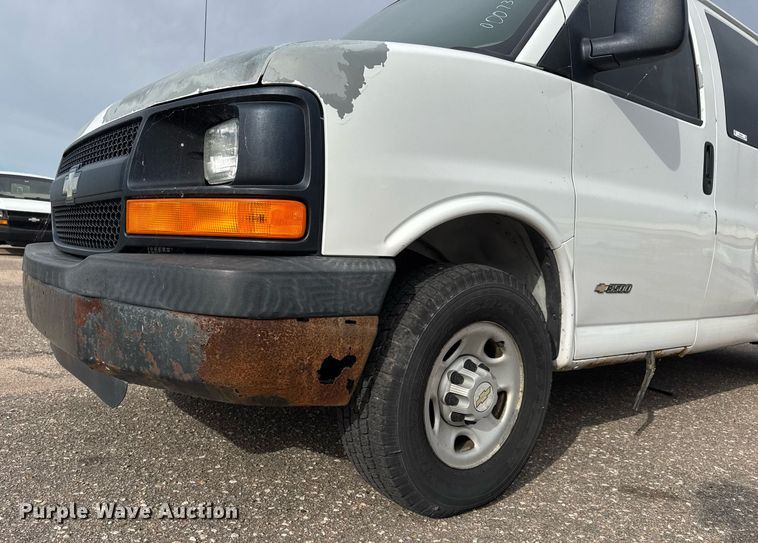 image for item EQ1311 2005 Chevrolet Express 3500 van