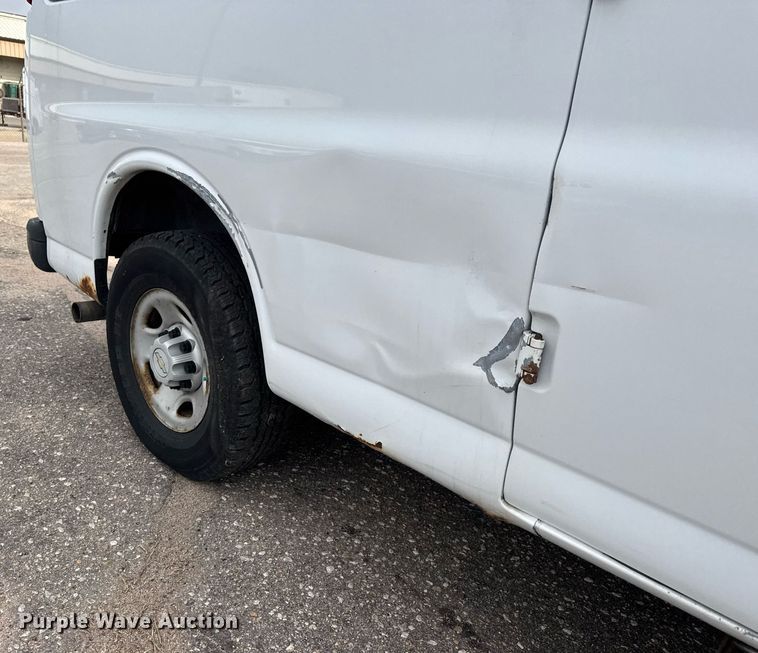 image for item EQ1311 2005 Chevrolet Express 3500 van