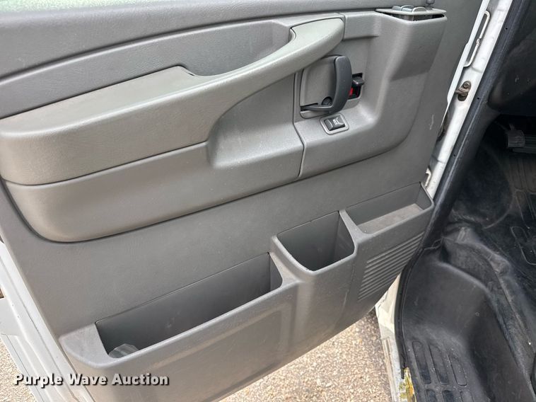 image for item EQ1311 2005 Chevrolet Express 3500 van