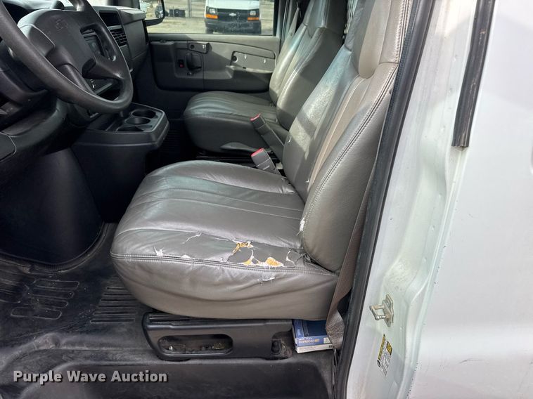 image for item EQ1311 2005 Chevrolet Express 3500 van