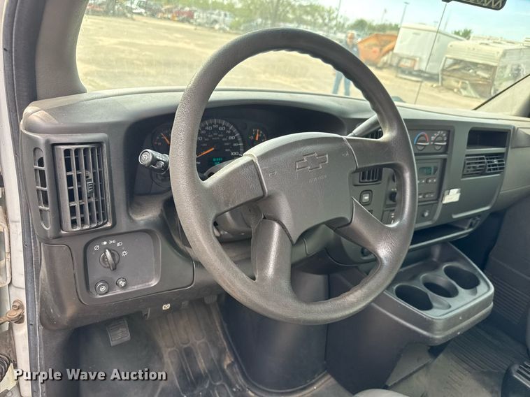 image for item EQ1311 2005 Chevrolet Express 3500 van