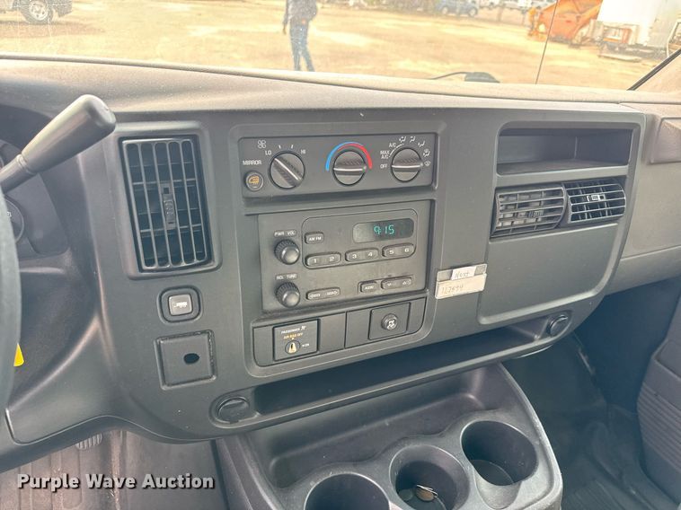 image for item EQ1311 2005 Chevrolet Express 3500 van