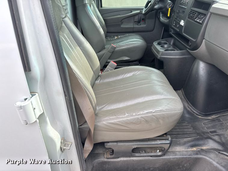 image for item EQ1311 2005 Chevrolet Express 3500 van