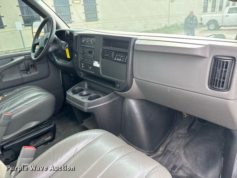 image for item EQ1311 2005 Chevrolet Express 3500 van