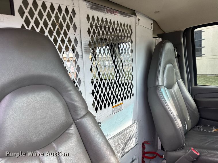 image for item EQ1311 2005 Chevrolet Express 3500 van