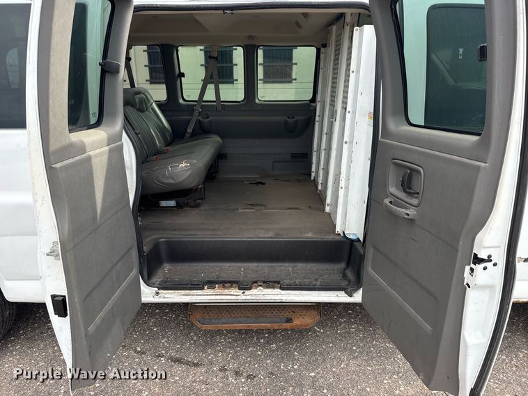 image for item EQ1311 2005 Chevrolet Express 3500 van
