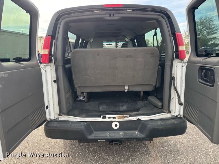 image for item EQ1311 2005 Chevrolet Express 3500 van