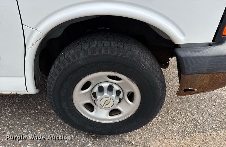 image for item EQ1311 2005 Chevrolet Express 3500 van