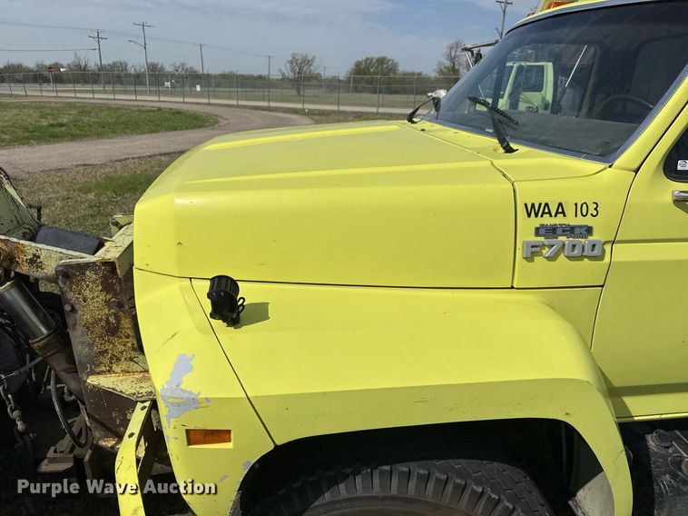 image for item EQ1313 1994 Ford F700 dump truck