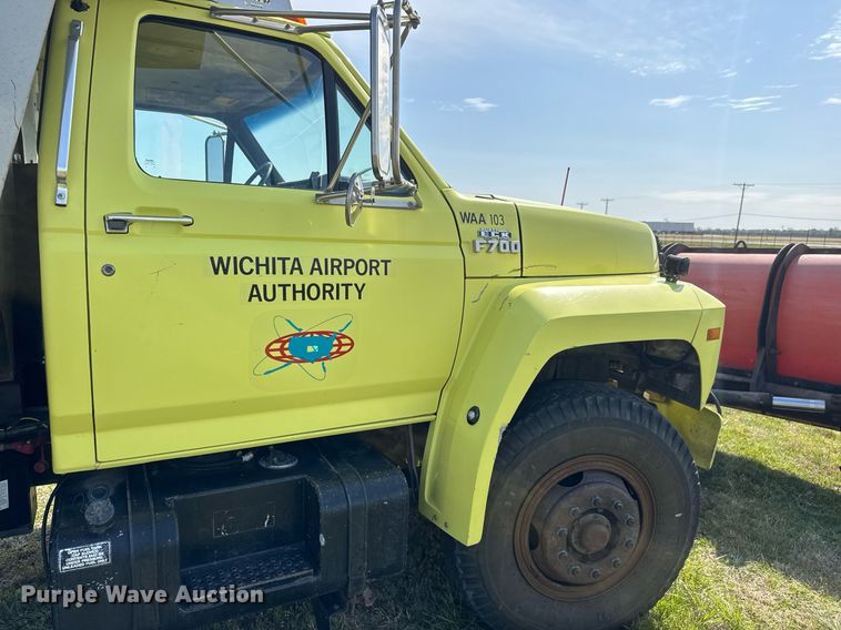 image for item EQ1313 1994 Ford F700 dump truck
