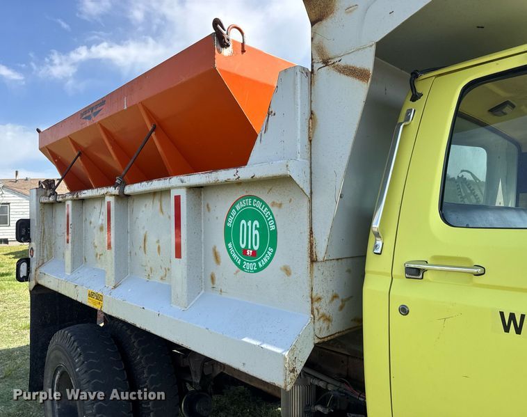 image for item EQ1313 1994 Ford F700 dump truck
