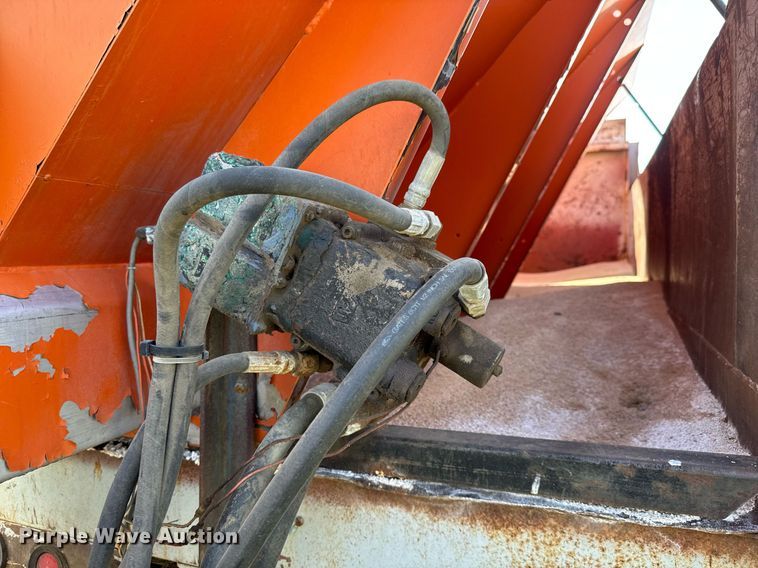 image for item EQ1313 1994 Ford F700 dump truck