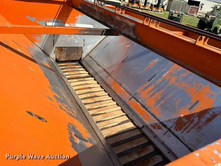 image for item EQ1313 1994 Ford F700 dump truck