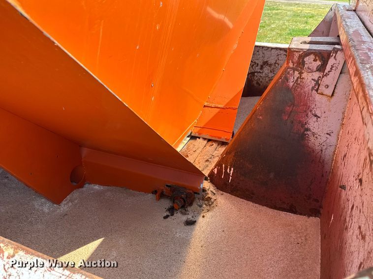 image for item EQ1313 1994 Ford F700 dump truck