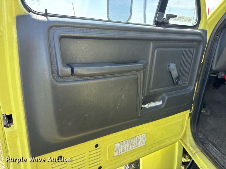 image for item EQ1313 1994 Ford F700 dump truck