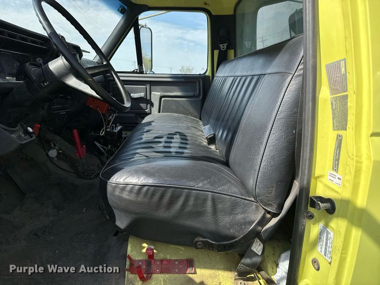 image for item EQ1313 1994 Ford F700 dump truck