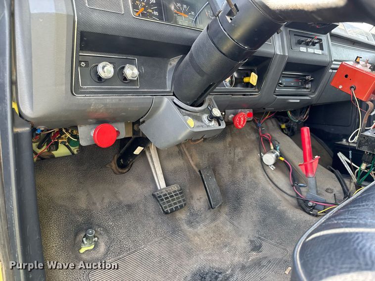 image for item EQ1313 1994 Ford F700 dump truck