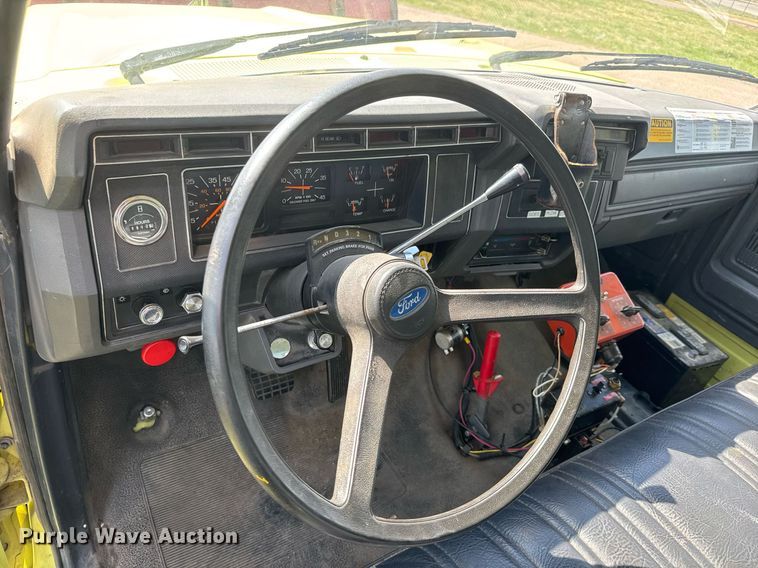 image for item EQ1313 1994 Ford F700 dump truck