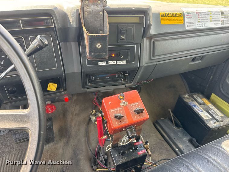 image for item EQ1313 1994 Ford F700 dump truck