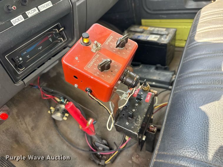 image for item EQ1313 1994 Ford F700 dump truck