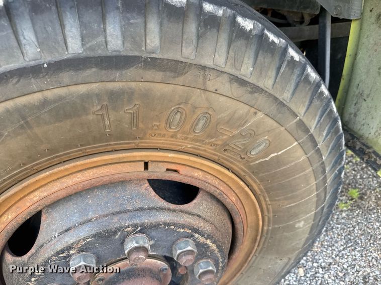 image for item EQ1313 1994 Ford F700 dump truck