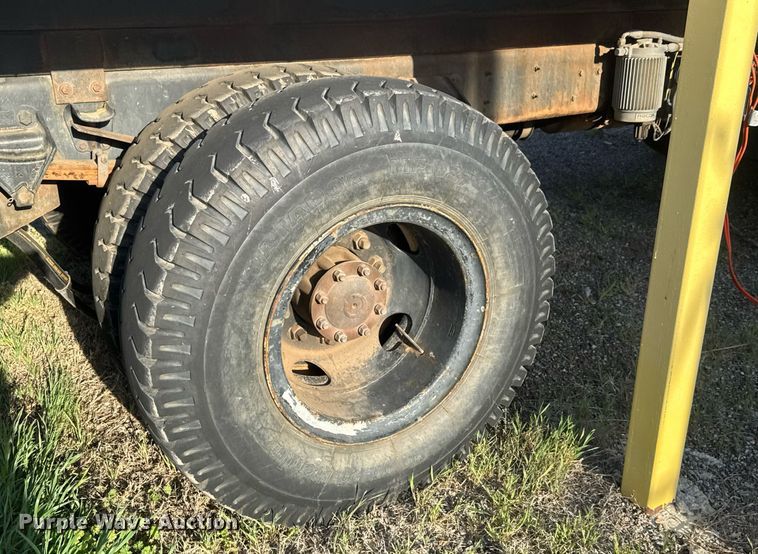 image for item EQ1313 1994 Ford F700 dump truck