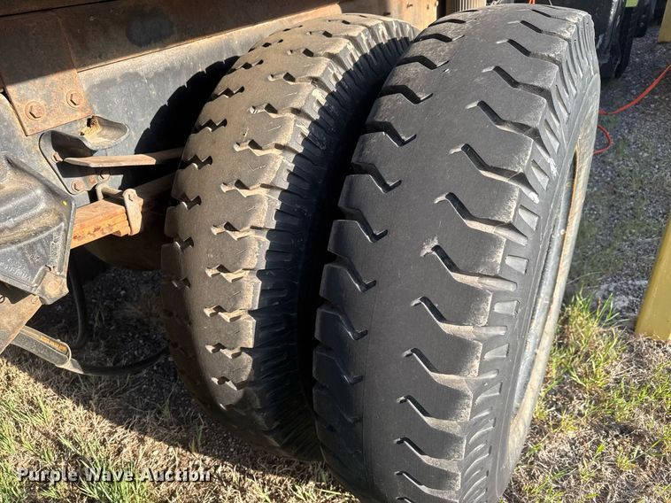 image for item EQ1313 1994 Ford F700 dump truck