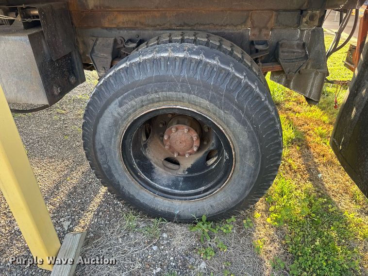 image for item EQ1313 1994 Ford F700 dump truck