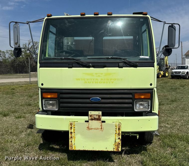 image for item EQ1317 1995 Ford CF7000 dump flatbed truck