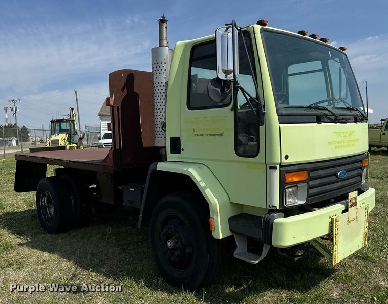 image for item EQ1317 1995 Ford CF7000 dump flatbed truck